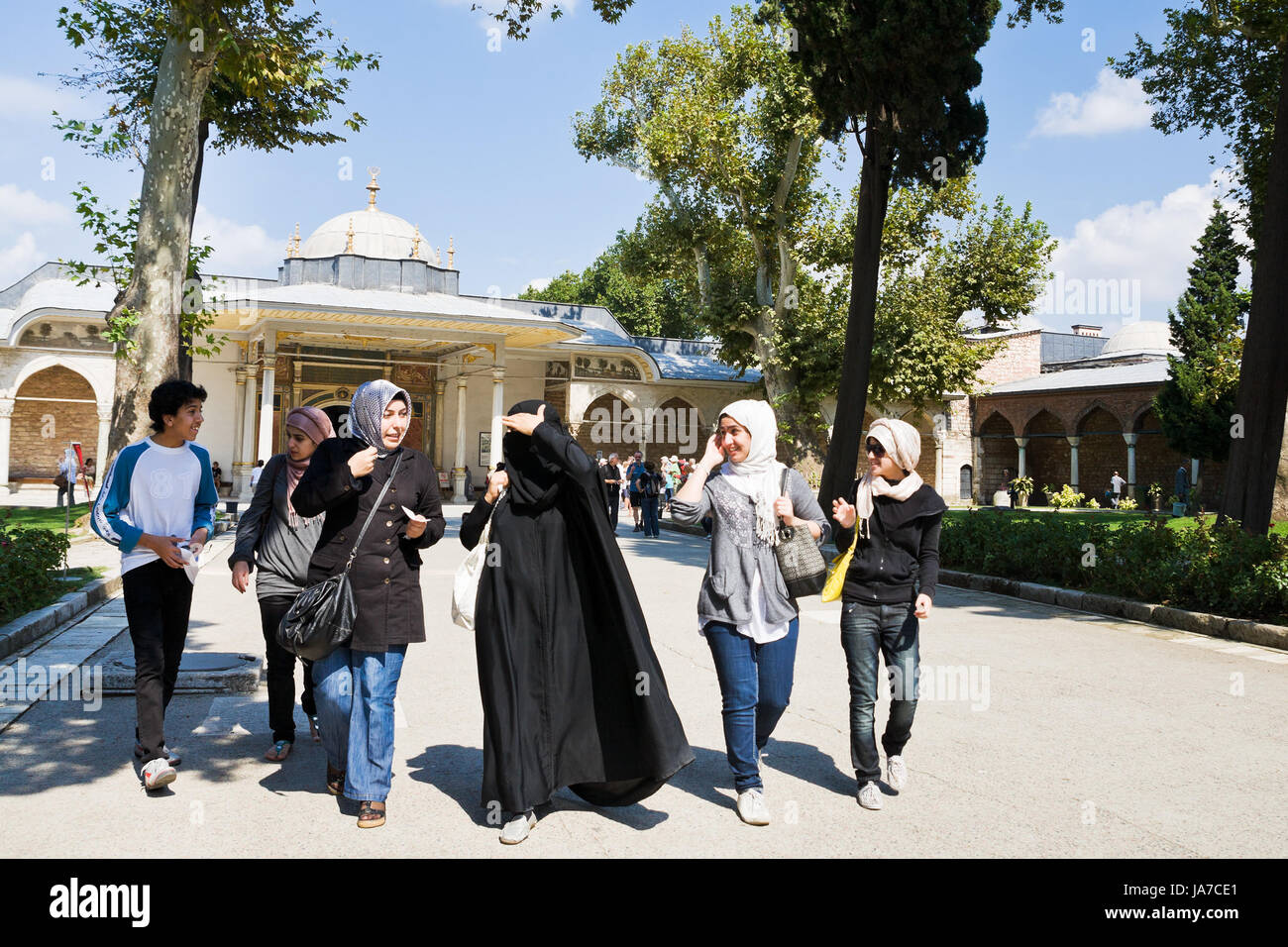 ISTANBUL, Türkei - 13 SEPTEMBER: junge muslimische Touristen im Hof des Topkapi-Palastes am 13. September 2010 in Istanbul. Topkapi-Palast war Hauptwohnsitz der osmanischen Sultane 1465-1856. Stockfoto