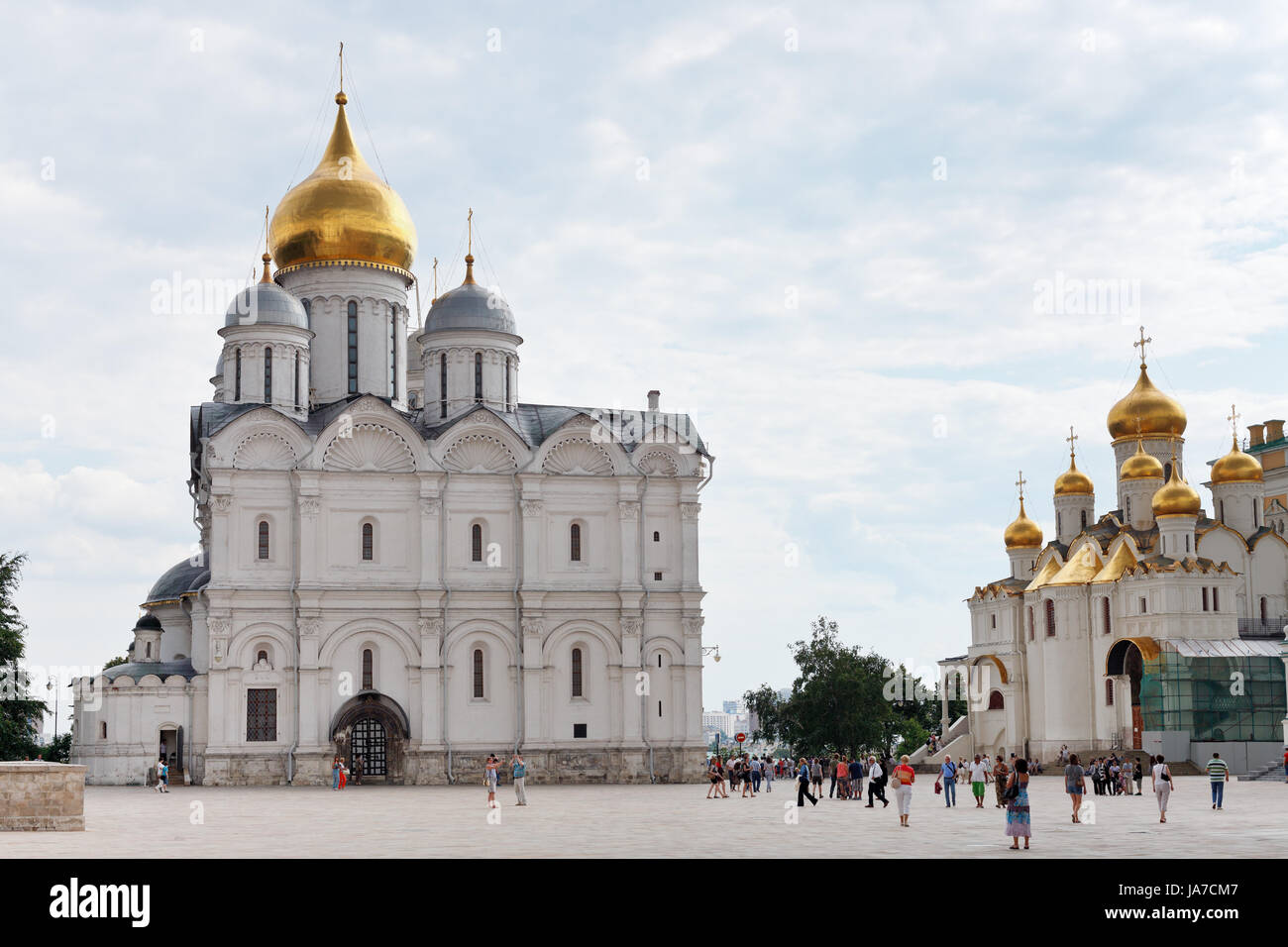 Moskau, Russland - Juli 12: Cathedral Square des Moskauer Kreml in Russland am 12. Juli 2013. Platz hat im XIV. Jahrhundert mit dem Bau der ersten Kathedralen architektonische Zentrum der Kreml entwickelt. Stockfoto