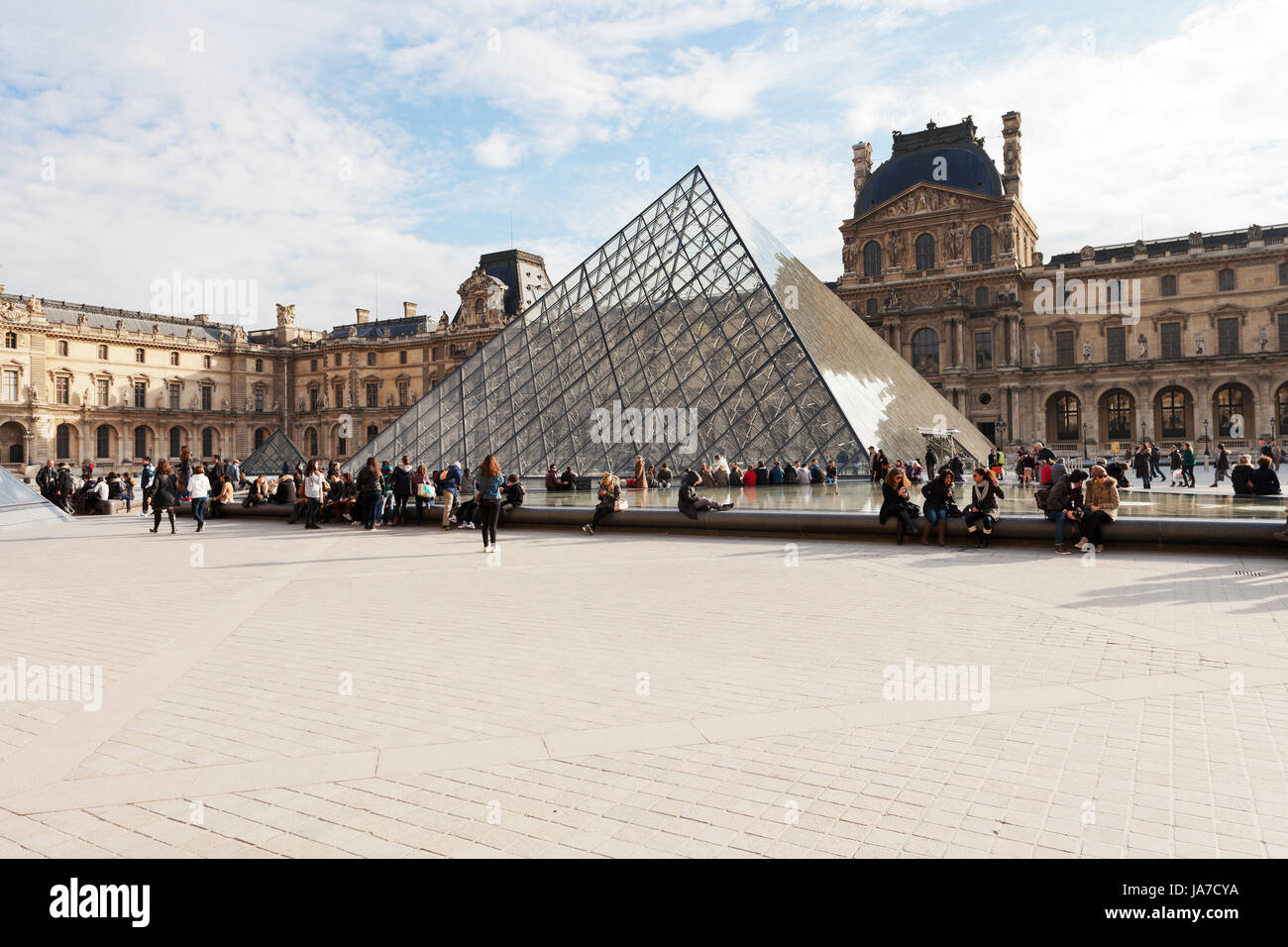 PARIS, Frankreich - März 5: Louvre-Museum und Pyramide. Die Pyramide und die unterirdische Lobby wurden am 15. Oktober 1988 in Paris, Frankreich am 5. März 2013 eingeweiht. Stockfoto
