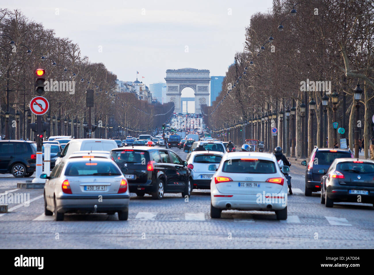 PARIS, Frankreich - März 5: Abend Verkehr auf der Avenue des Champs Elysees. Die Champs-Elysees ist Teil der Axe Historique in Paris, Frankreich am 5. März 2013 Stockfoto