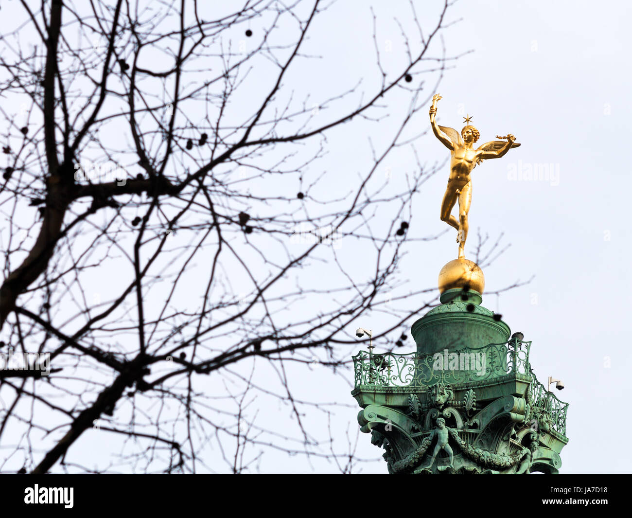 PARIS, Frankreich - März 6: Statue Genie De La Liberte im Juli Spalte am Place De La Bastille in Paris am 6. März 2013. Obenauf liegt Galerie 4,9 m breit mit Globe auf der Abbildung Genie De La Liberte steht Stockfoto