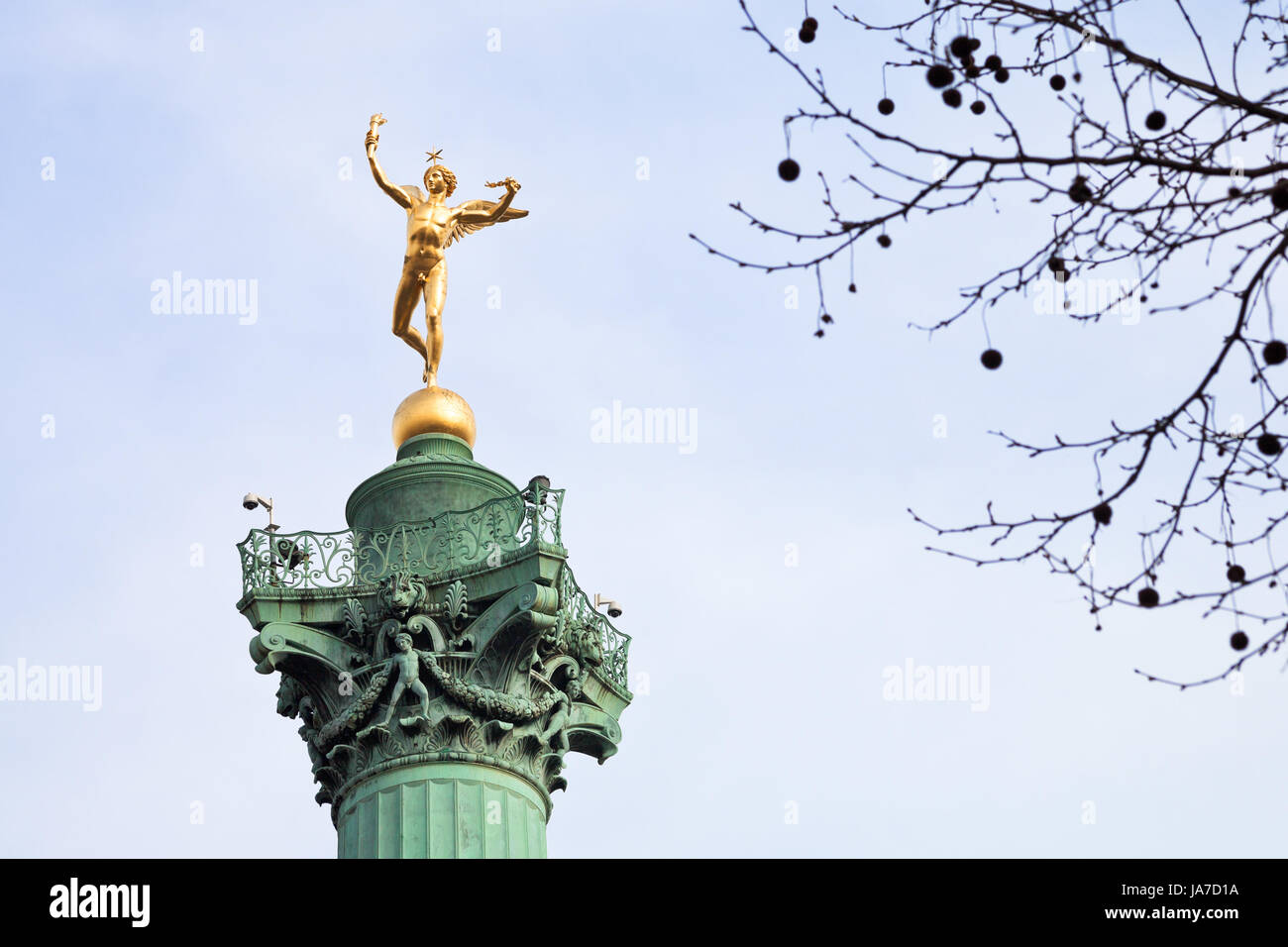 PARIS, Frankreich - März 6: Statue Genie De La Liberte im Juli Spalte am Place De La Bastille in Paris am 6. März 2013. Obenauf liegt Galerie 4,9 m breit mit Globe auf der Abbildung Genie De La Liberte steht Stockfoto