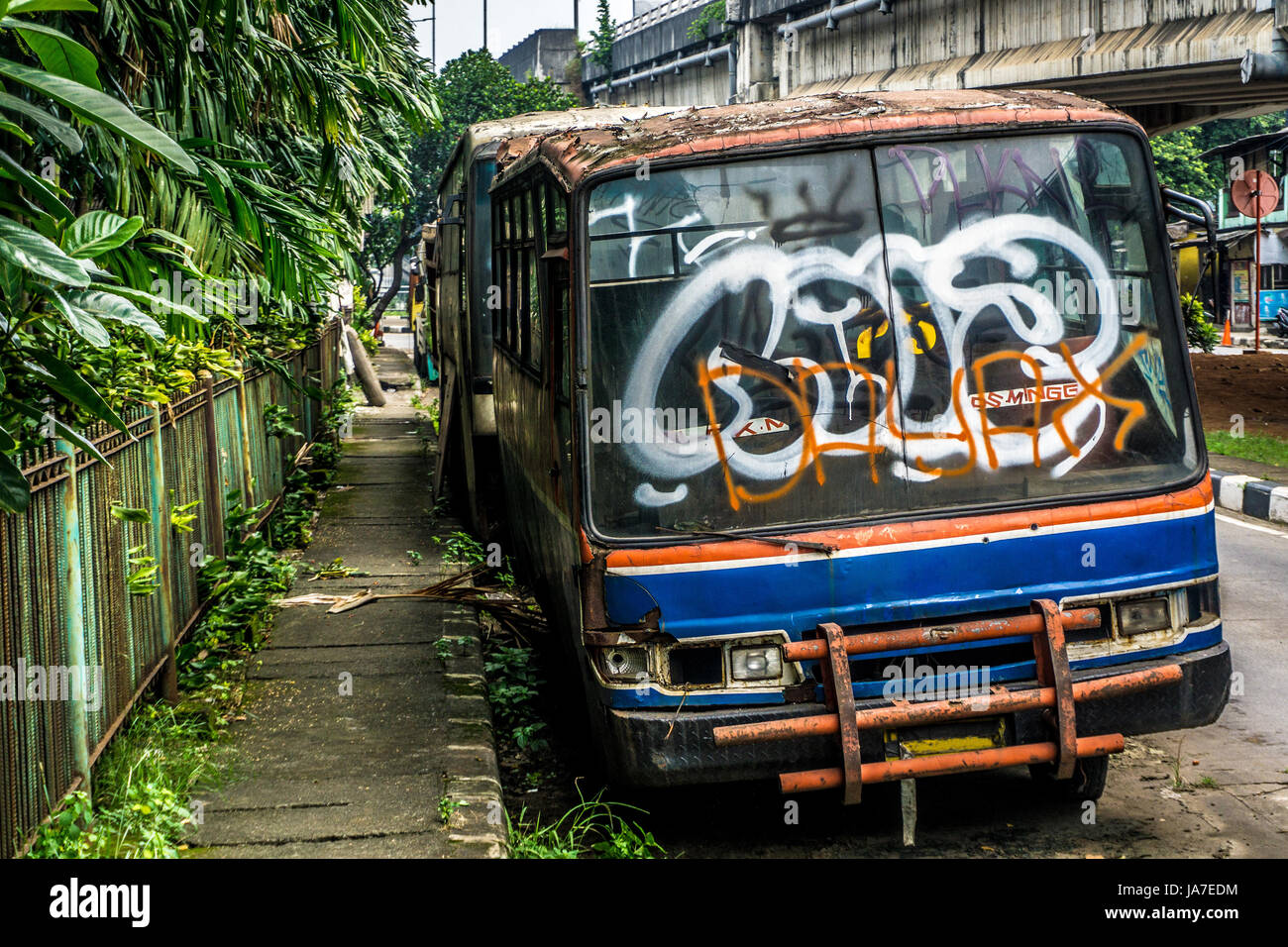 rostigen Bus Wrack verlassen Foto in Jakarta Indonesien Stockfoto