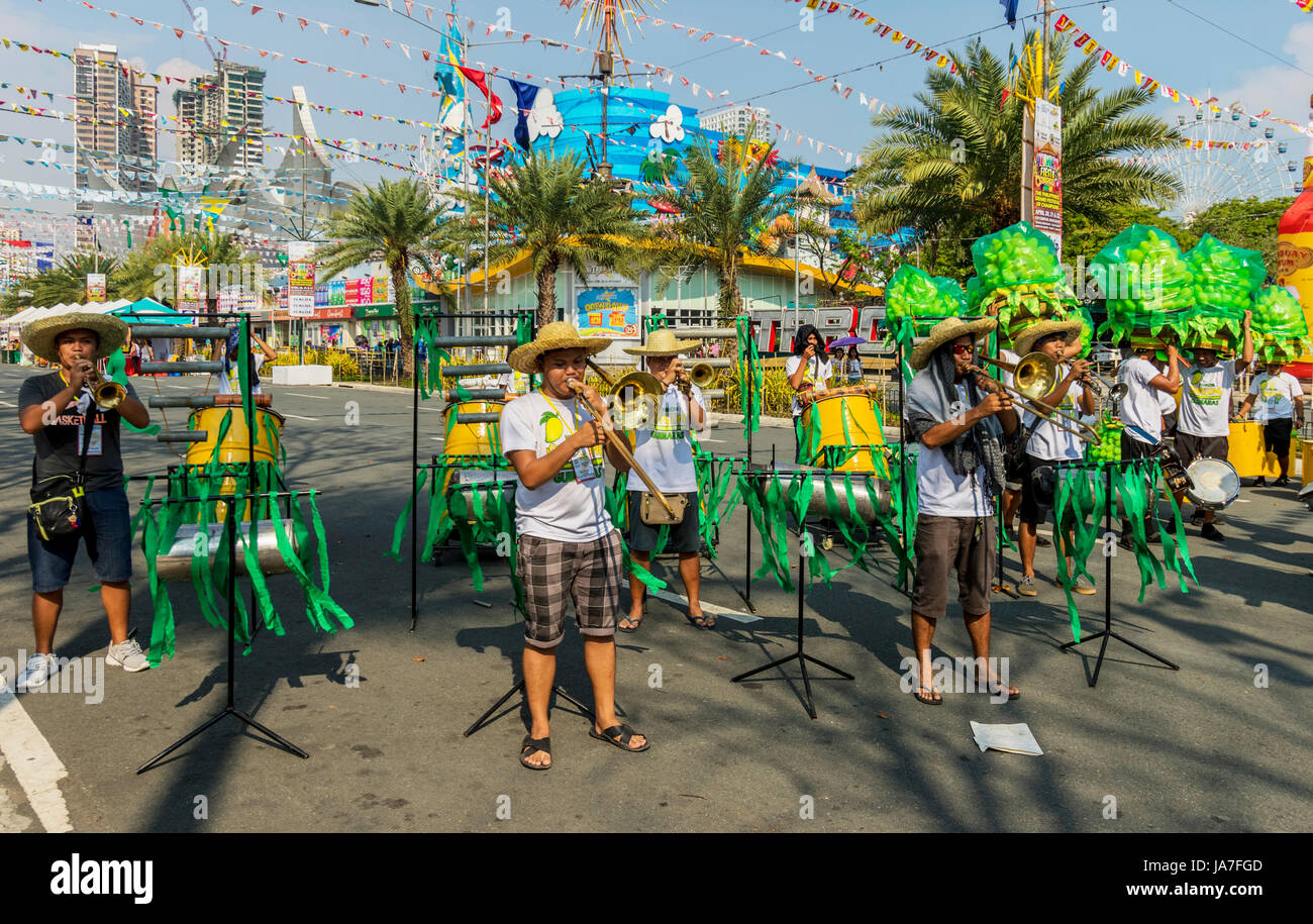 Verschiedene indigene Gruppen üben ihre verschiedenen rau-Zinken für den wichtigsten Tag des Aliwan Fiesta in Manila Philippinen Stockfoto