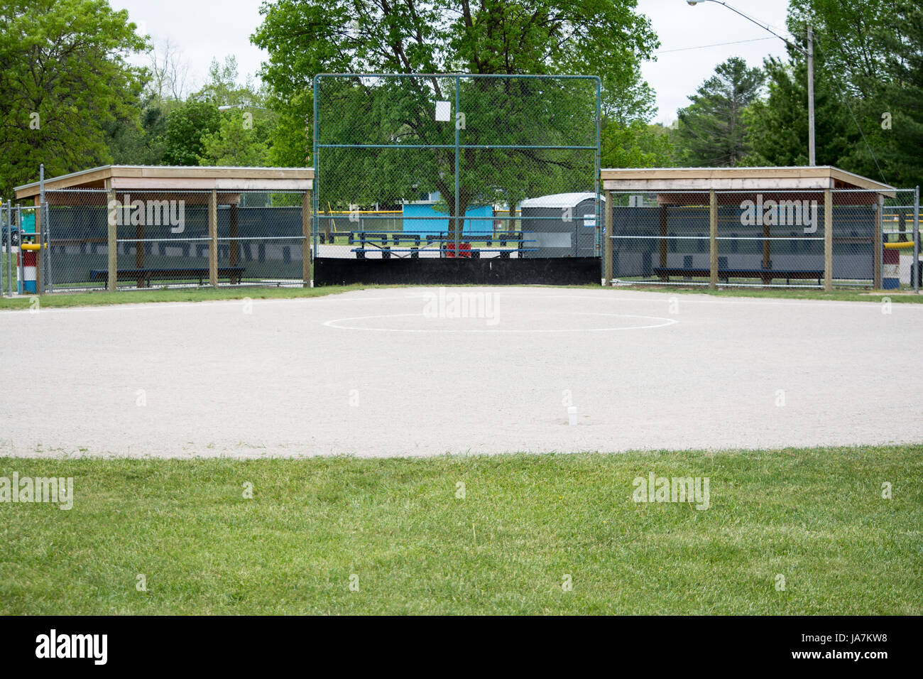 Baseballfeld mit Home-Plate und Duggouts. Stockfoto