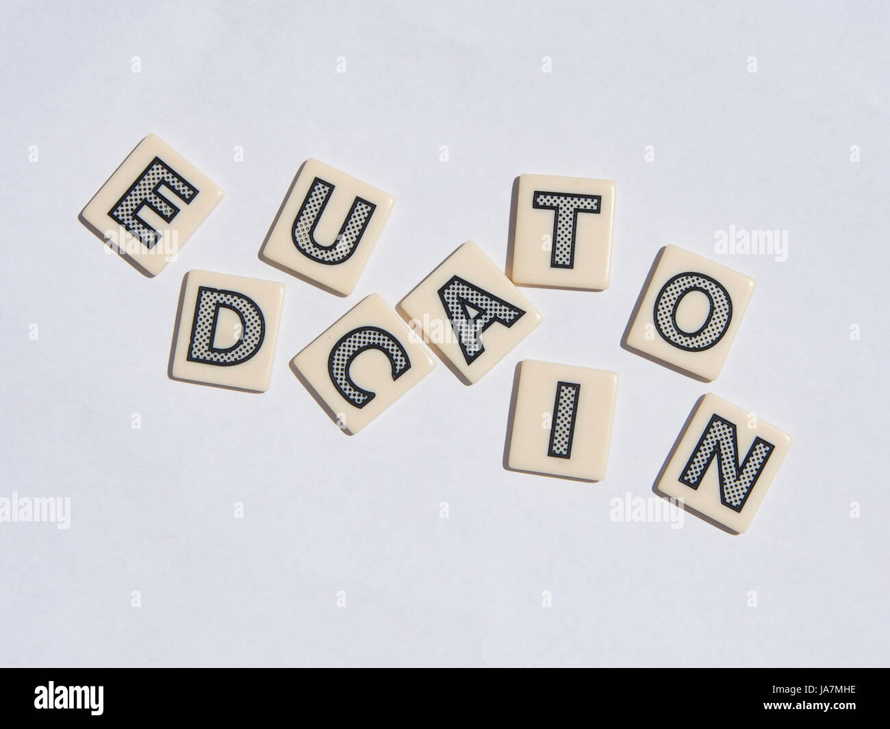 Fliesen mit Buchstaben auf sie die Schreibweise des Wortes Bildung Stockfoto