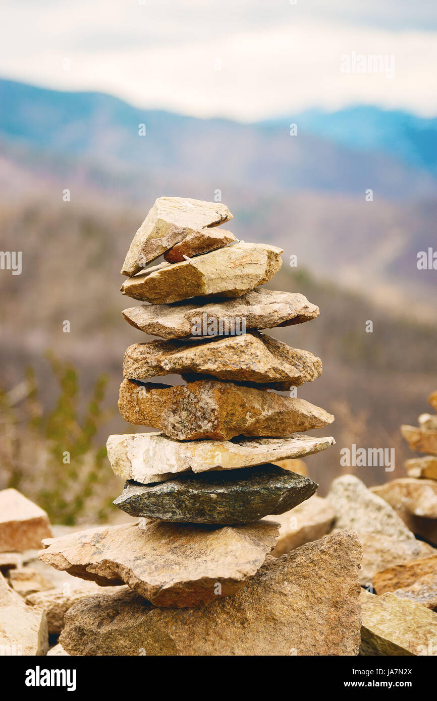 Konzept der Balance und Harmonie. Felsen an der Küste in der Natur Stockfoto