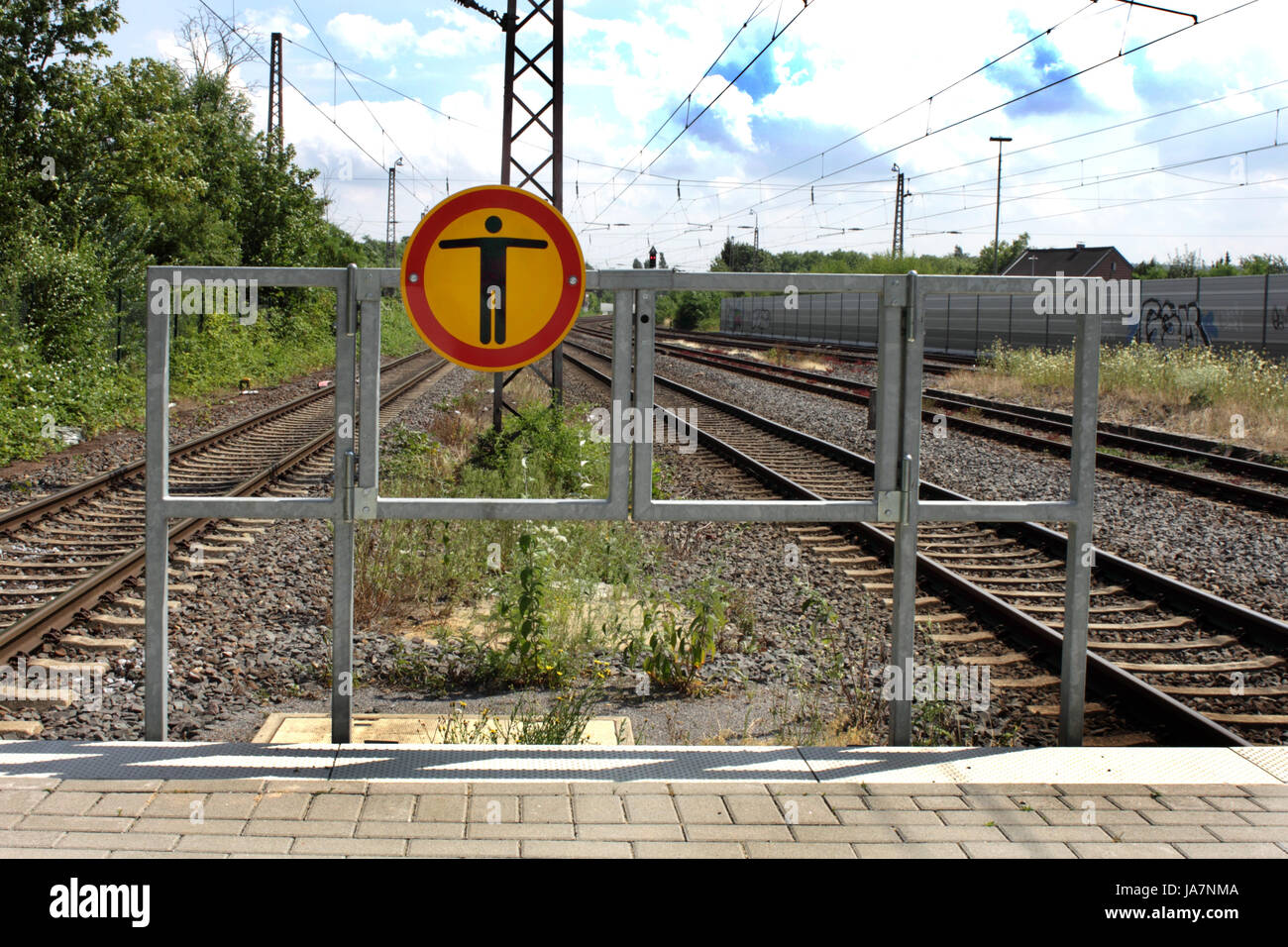 Gefahr, Wegweiser, train Track, illegal, verboten, Mann, Bahnhof