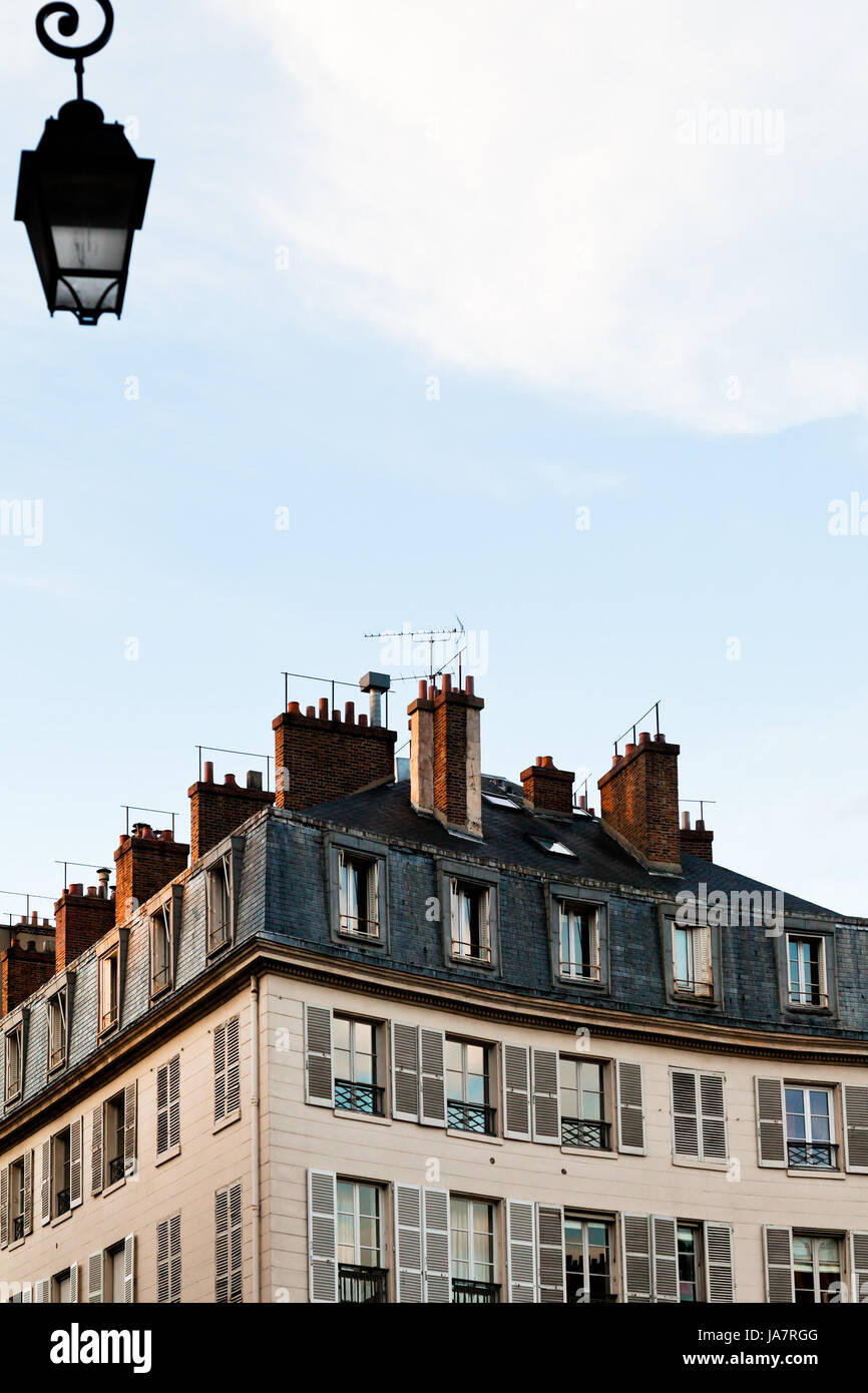 typisches Haus in Paris im Frühjahr am frühen Abend Stockfoto