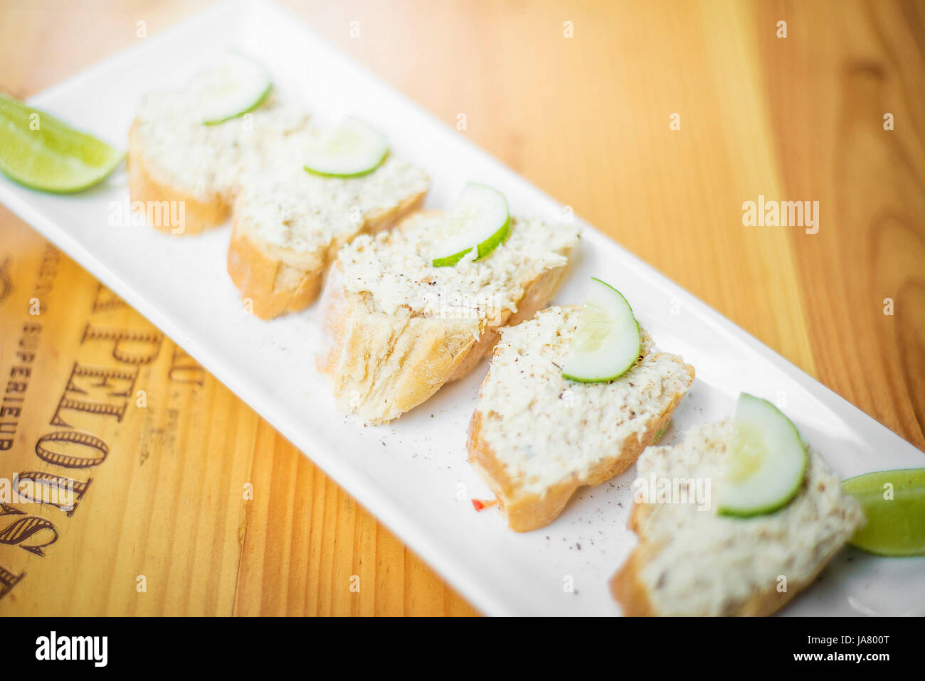 Huhn-Paste auf Brot Vorspeise Teller Stockfoto