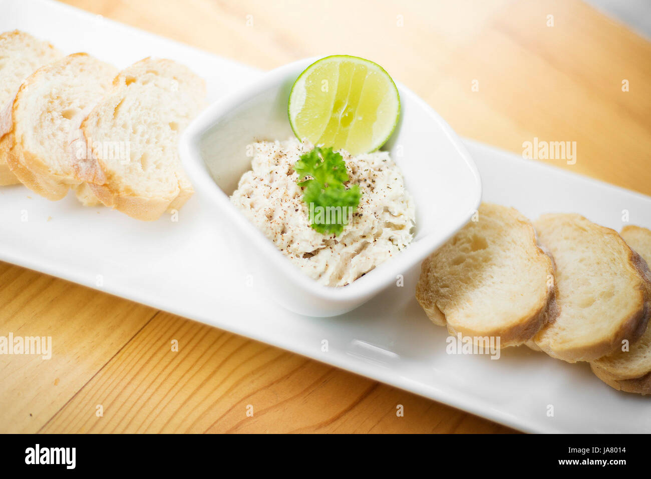 Thunfisch einfügen Ausbreitung Vorspeise mit Brot Stockfoto