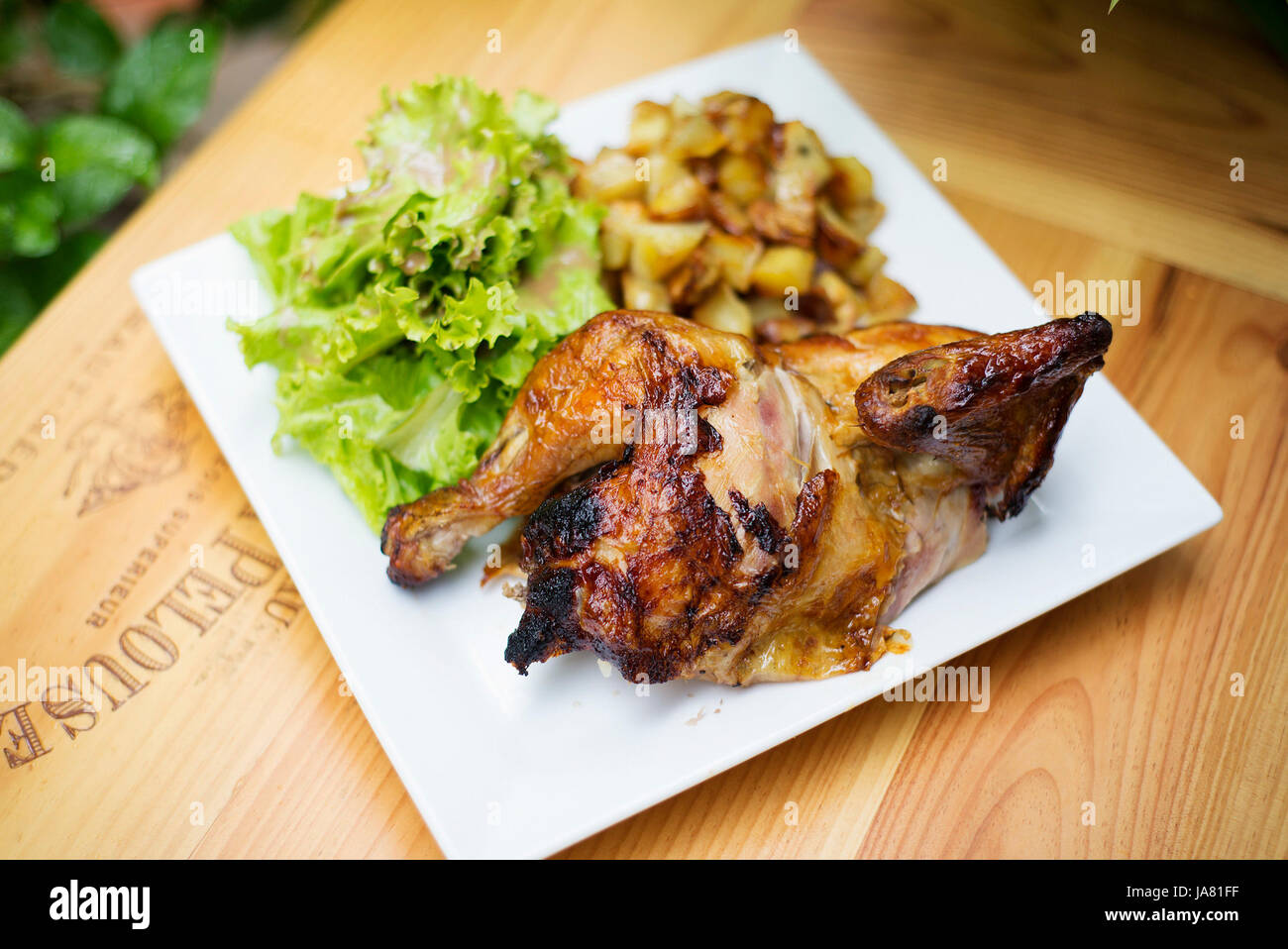 Brathähnchen mit Kartoffeln Gericht Stockfoto