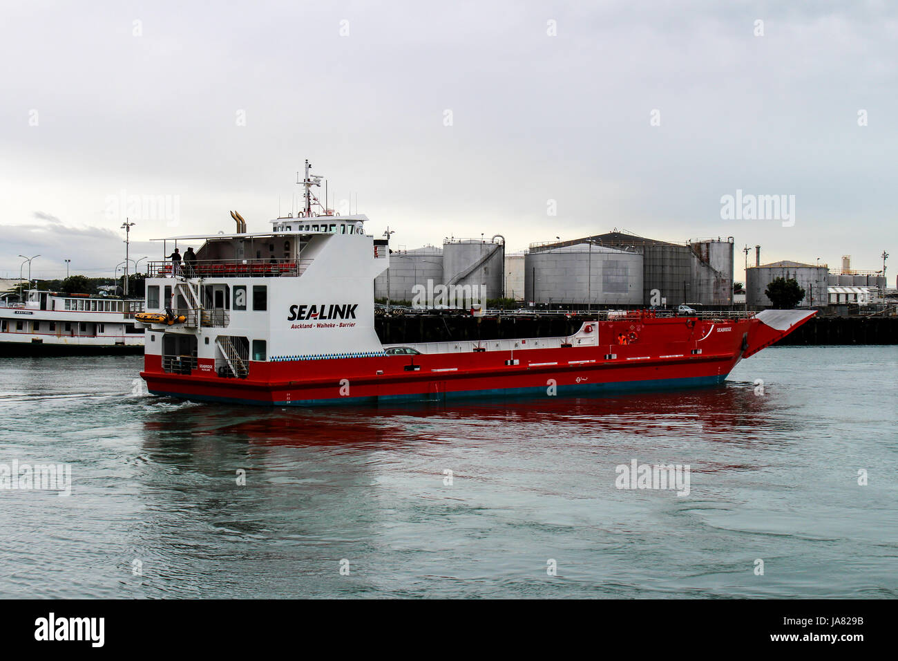 SeaLink Auckland nach Waiheke Auto Fähre Seabridge Abfahrt Wynyard Wharf Stockfoto