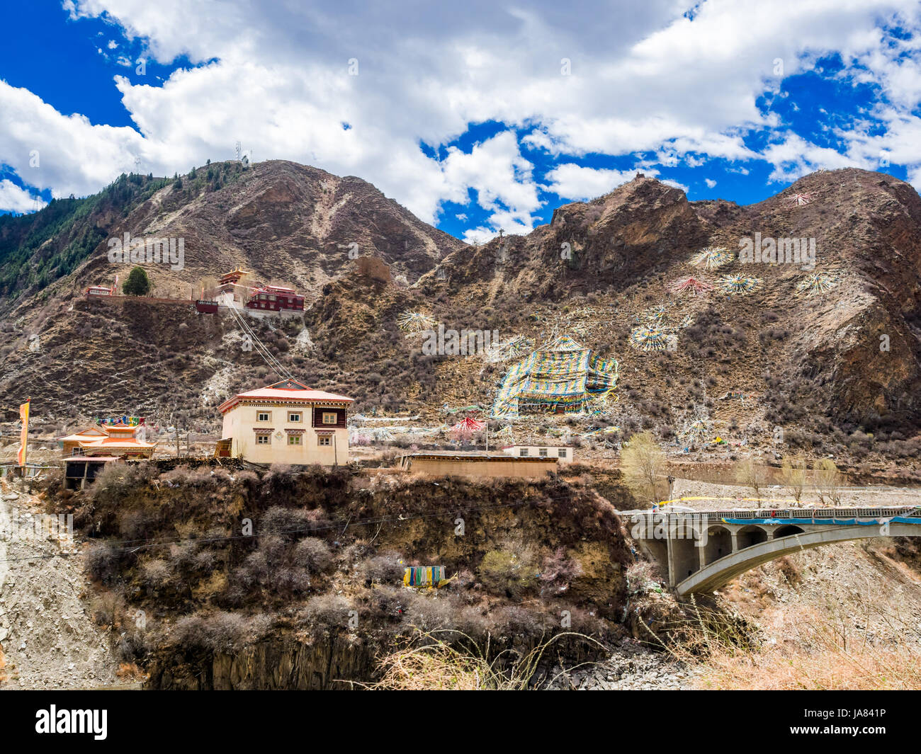 Ansicht der tibetanischen buddhistischen Kloster auf dem Berg in Sichuan, China Stockfoto