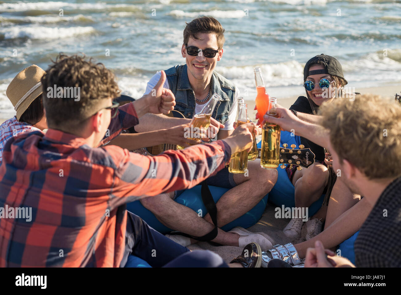 Gruppe von Freunden Drindking auf der Beach-party Stockfoto