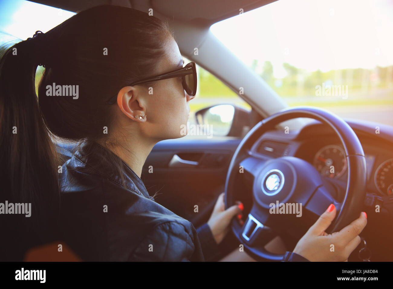 Frau treibende neue Auto Lebensstil. Hintergrund fahren. Schwere Mädchen mit dunklen Haaren im Auto. Brünette Lifestyle Portrait. Stockfoto