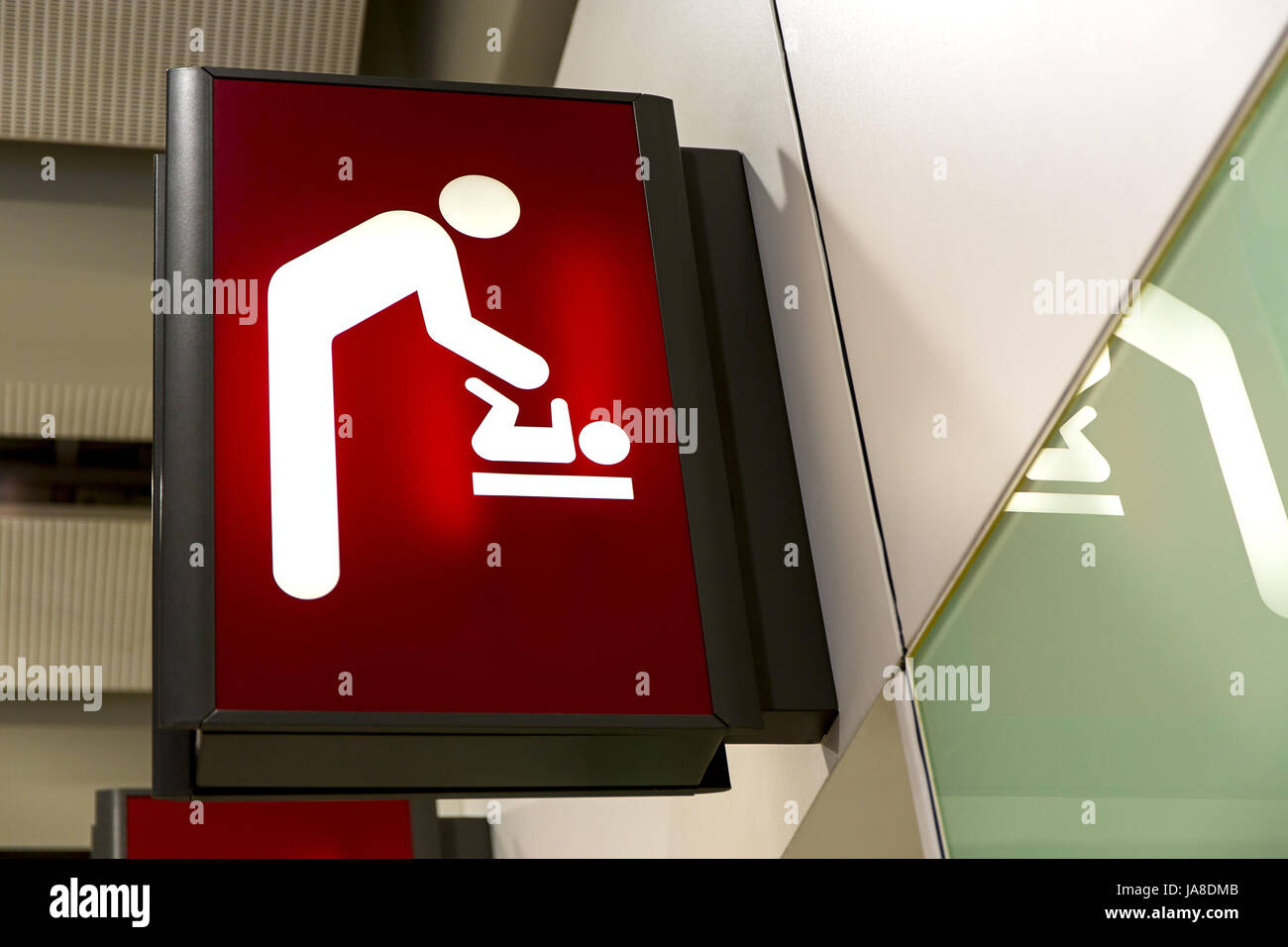 Baby ändern Zeichen Lightbox im Flughafen Stockfoto