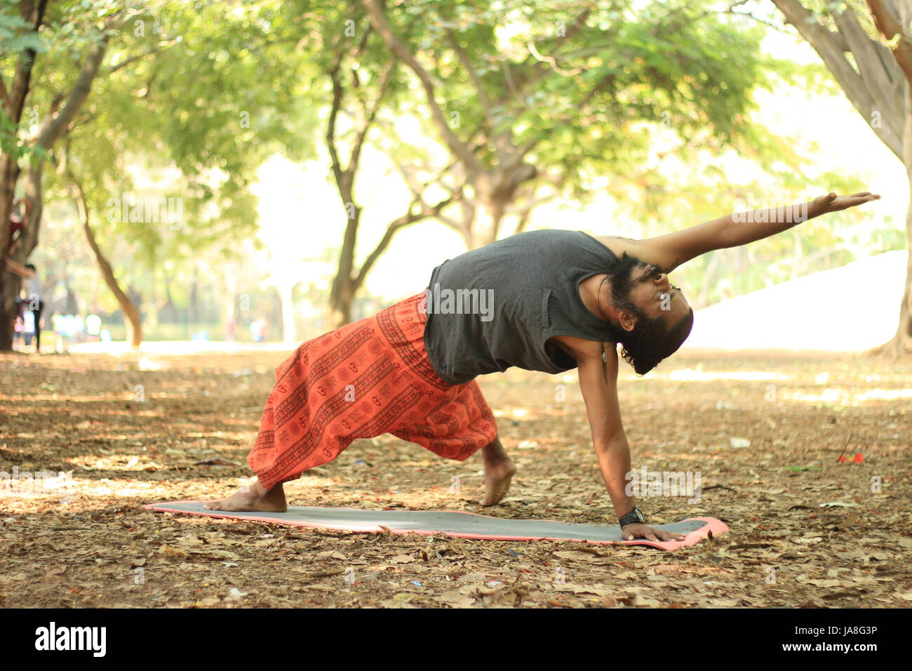 Junge indische Yoga-Pose durchführen. Wilde Sache darstellen. chamatkarasan Stockfoto