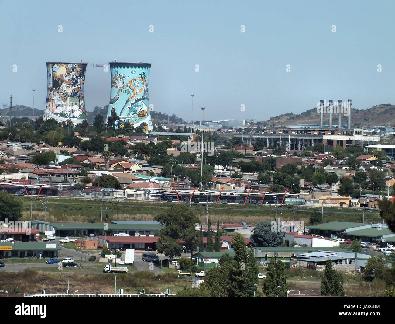 Das Orlando-Kraftwerk in Soweto war am Ende des zweiten Weltkriegs in Auftrag gegeben und Johannesburg seit über 50 Jahren. Jetzt die bunten Kühlung stillgelegt sind Türme, ein Abenteuersportzentrum Gehäuse nun eines der markantesten Wahrzeichen in Soweto. Stockfoto