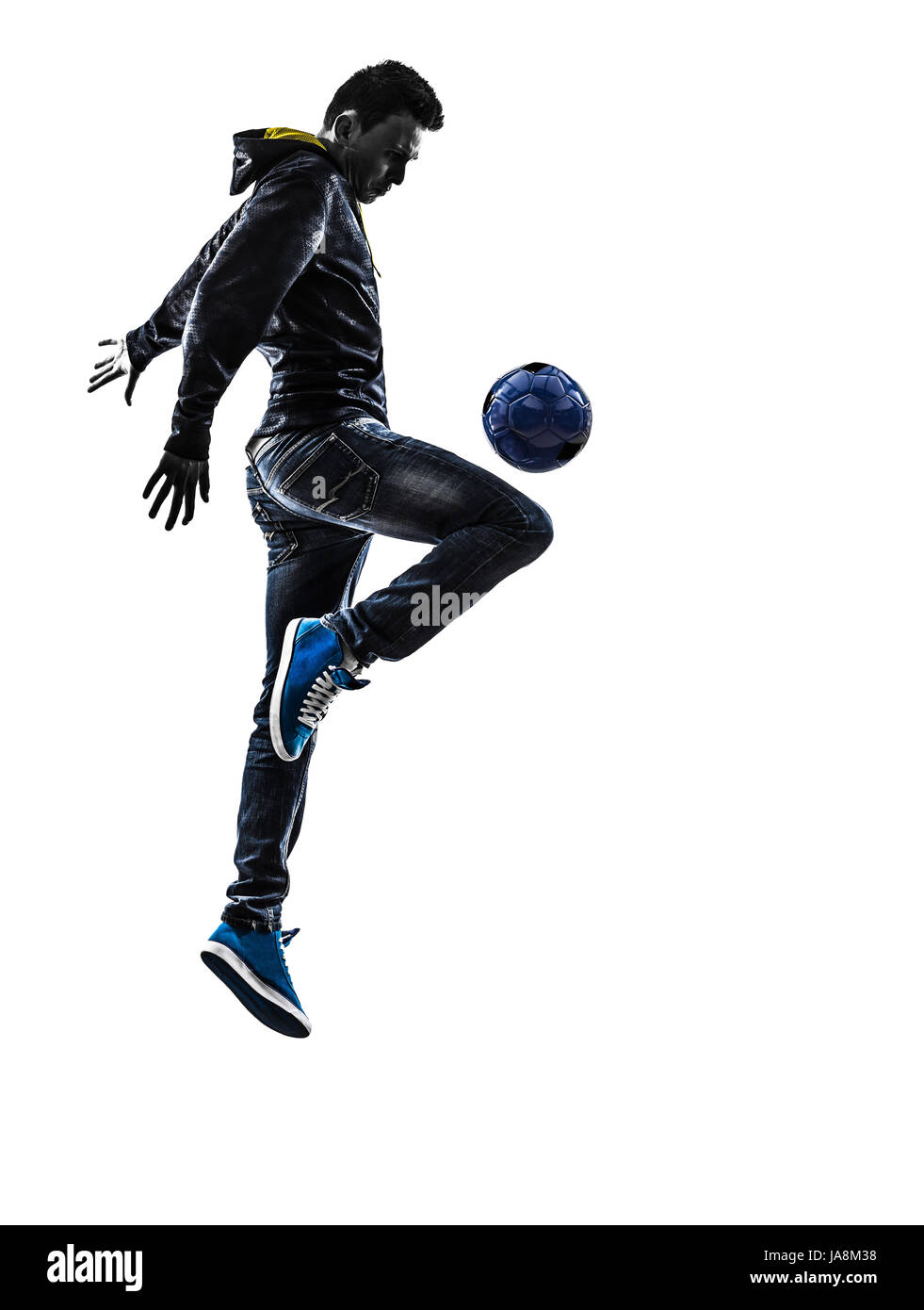 einem kaukasischen Jüngling Freestyler Fußballspieler in der Silhouette auf weißem Hintergrund Stockfoto