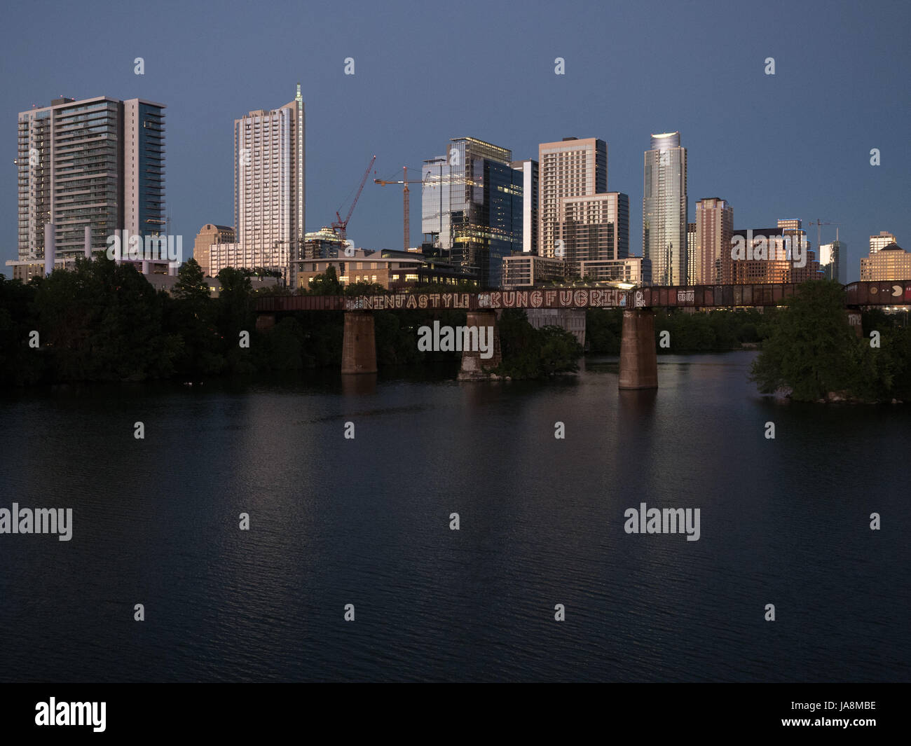 Austin, Texas-Skyline-Blick von der Brücke Pfluger im Jahr 2017 Stockfoto