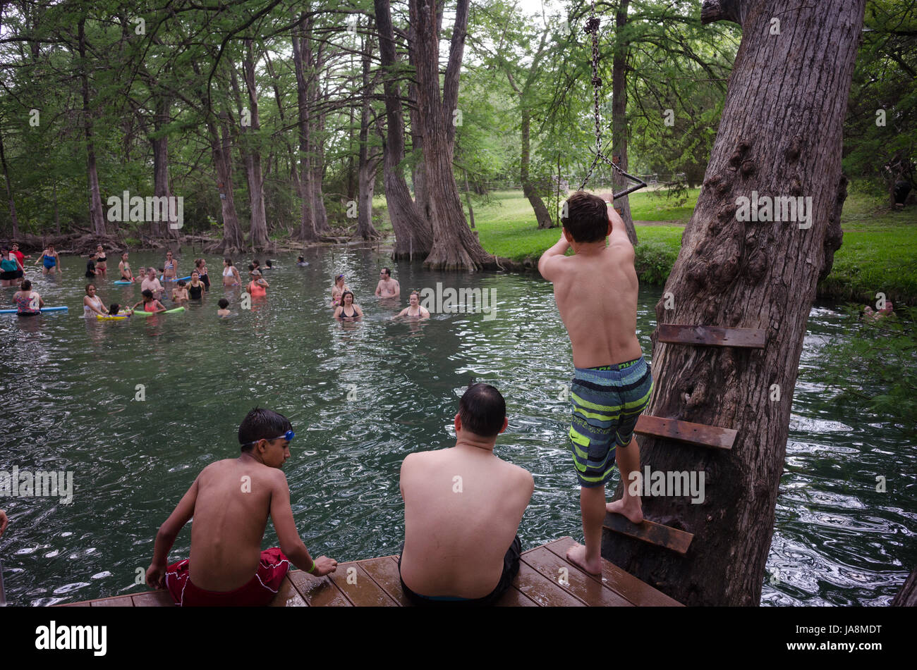 Schwimmer bei Blue hole Regional Park in Teschow, Texas Stockfoto