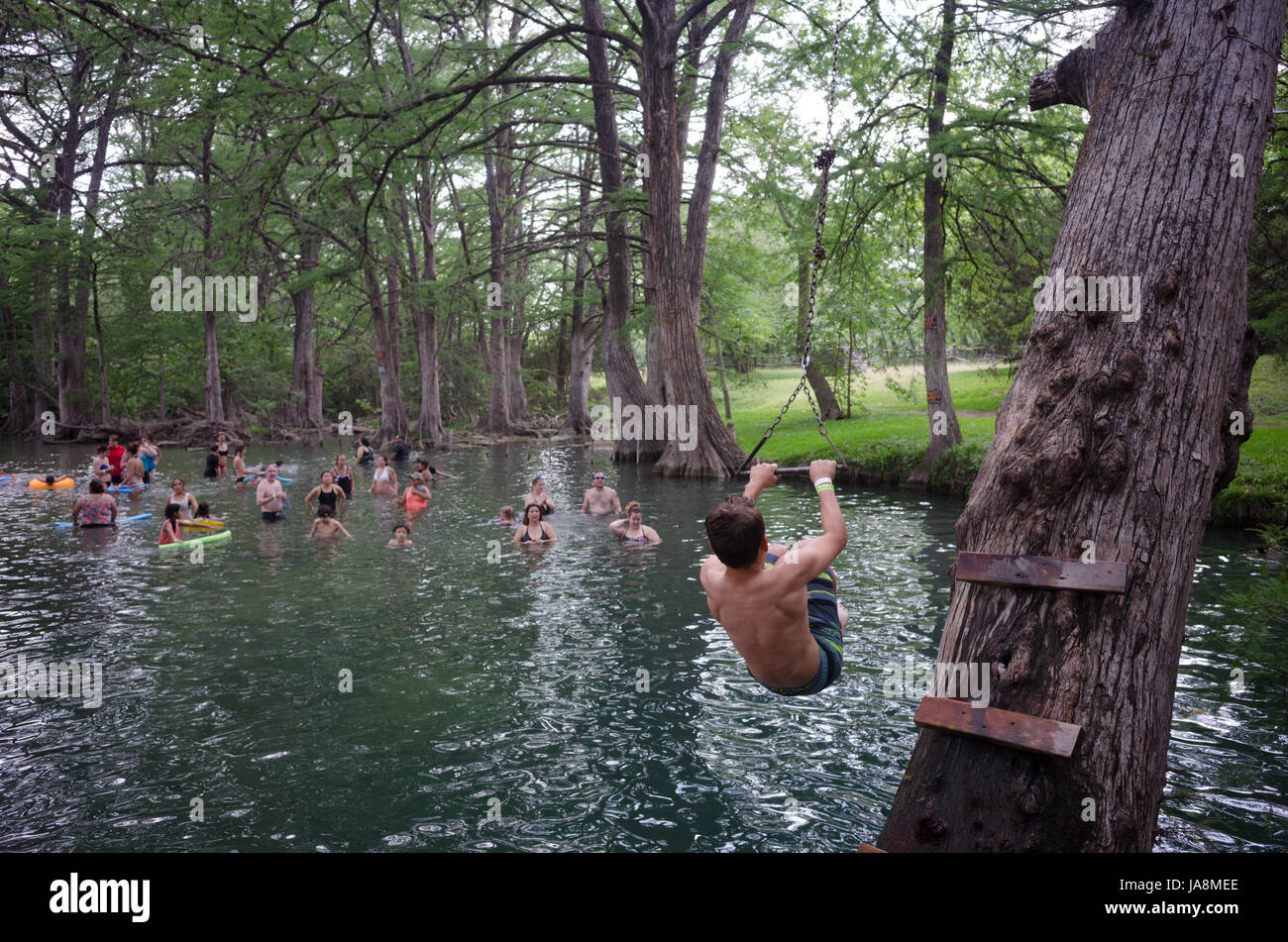 Schwimmer bei Blue hole Regional Park in Teschow, Texas Stockfoto