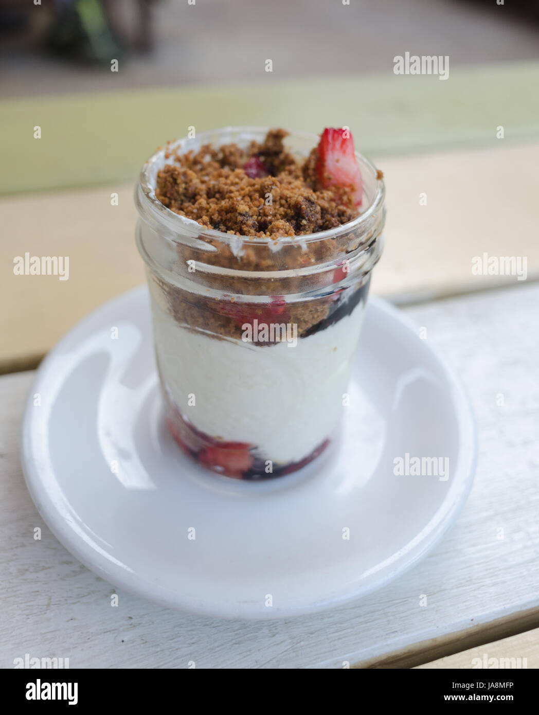 Ein Parfait-Dessert in einem Maurerglas Stockfoto