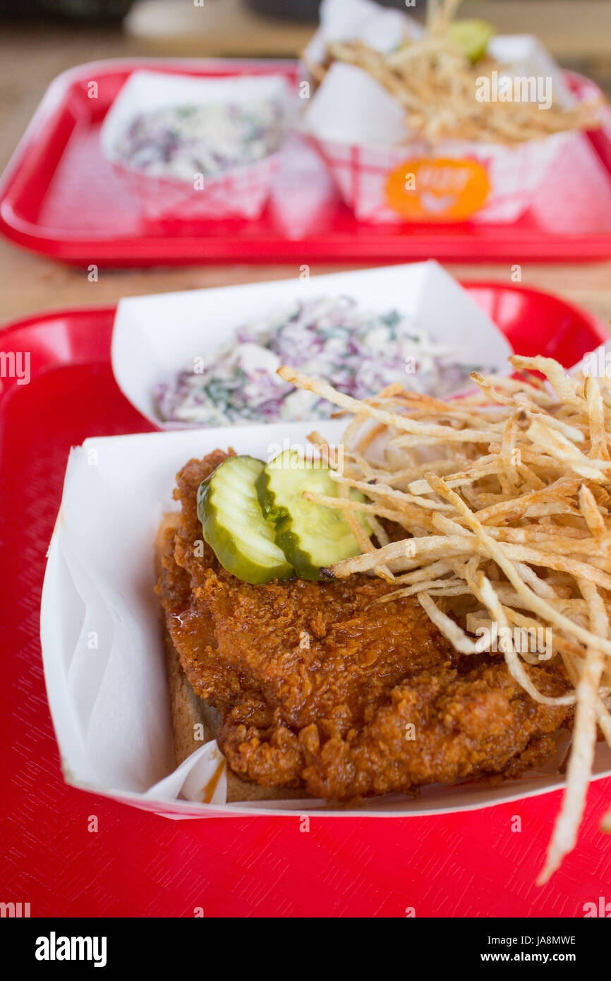 Nashville gebratenes Huhn mit Pommes Frites und Krautsalat Stockfoto