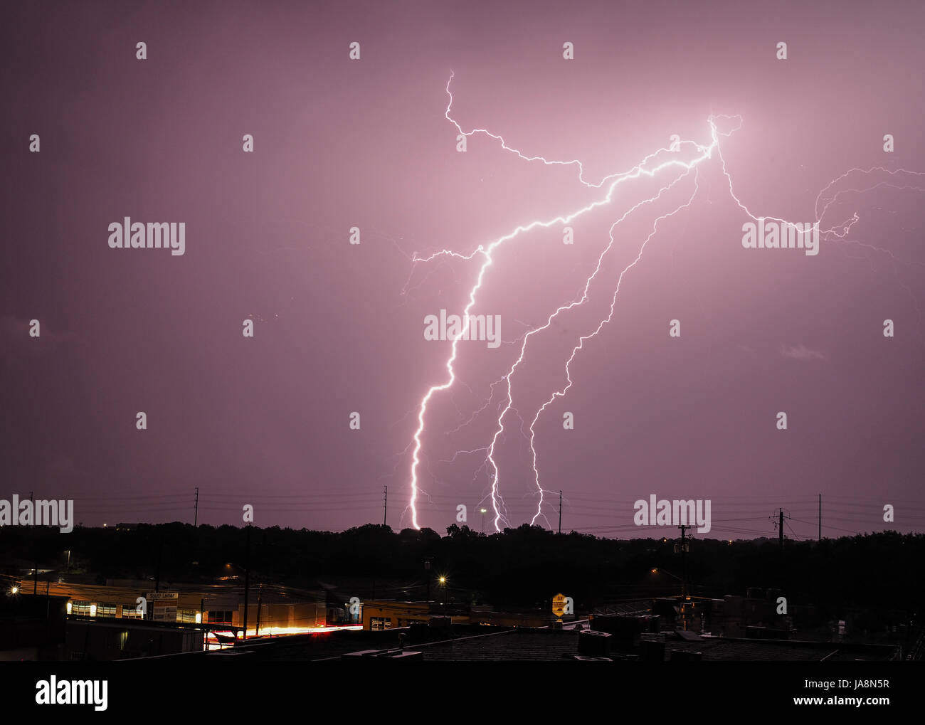 Mehrere Blitze aus einer Hand-Streik in der Nacht Stockfoto