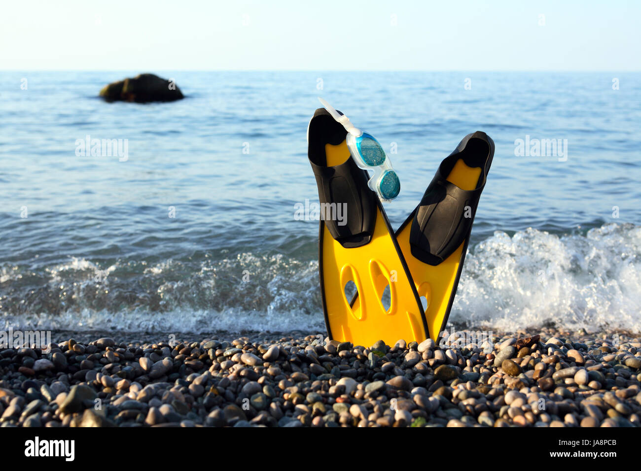 Tauchen-Konzept. Paar gelbe Flossen und Brille am Meeresstrand mit freiem Speicherplatz für text Stockfoto