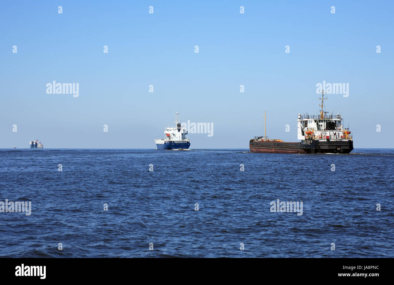 Einige nautische Schiffe hintereinander auf blauem Meer und Himmel Hintergrund Stockfoto