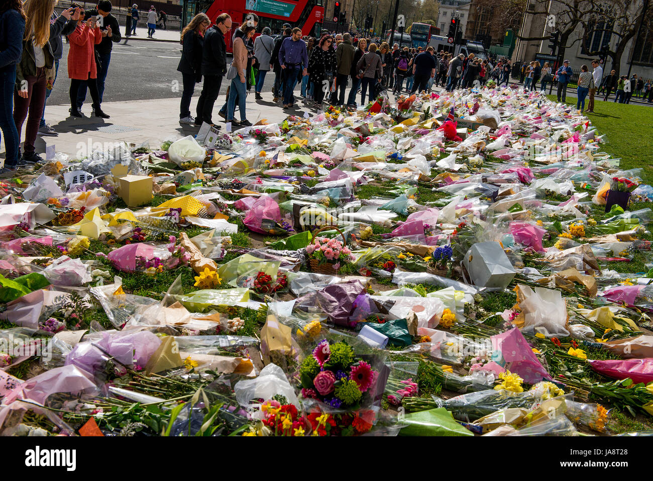 Floral Tribute außerhalb Parliament Square, den Opfern von der Westminster Bridge Terrorangriff von Terrorist Khalid Masood durchgeführt. Stockfoto