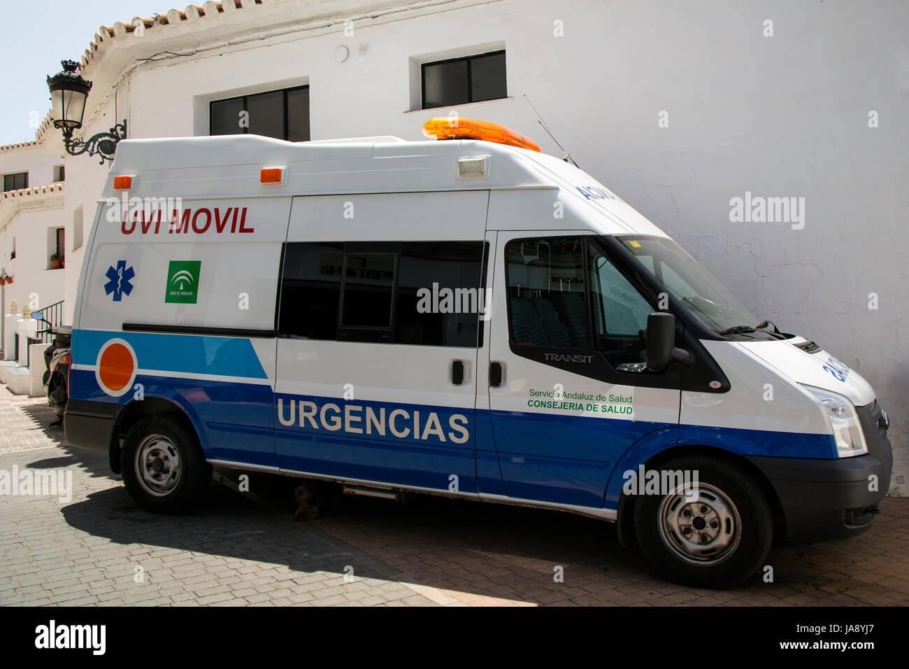 Ein Krankenwagen parkten auf einer Straße in Competa, Andalusien, Spanien, Costa Del Sol. Stockfoto