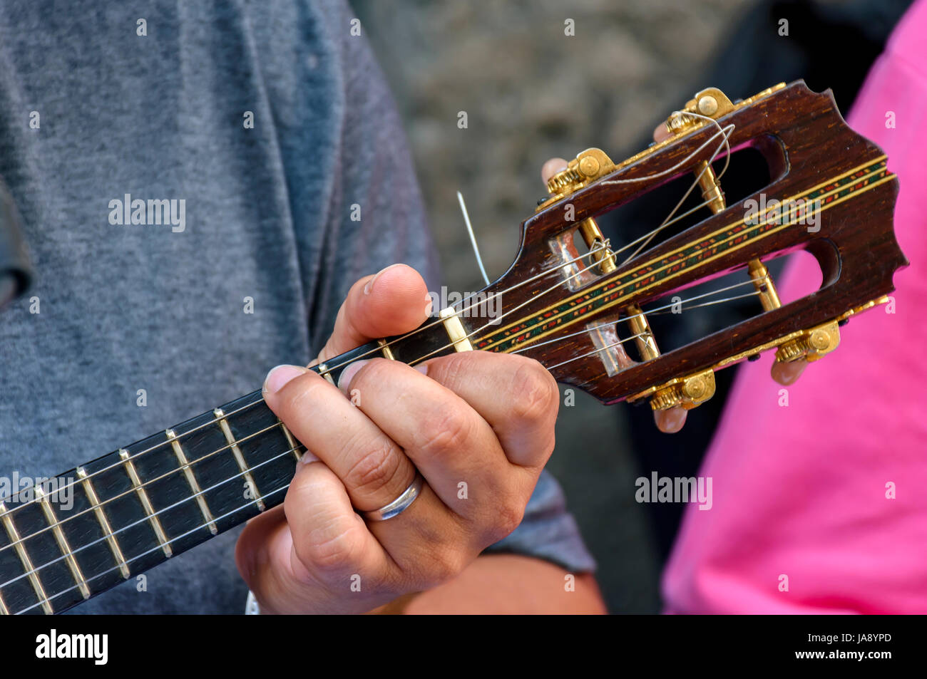 Kleine Gitarre mit vier Saiten genannt Cavaquinho in Brasilien und traditionell im Stile von Samba und Chorinho verwendet Stockfoto