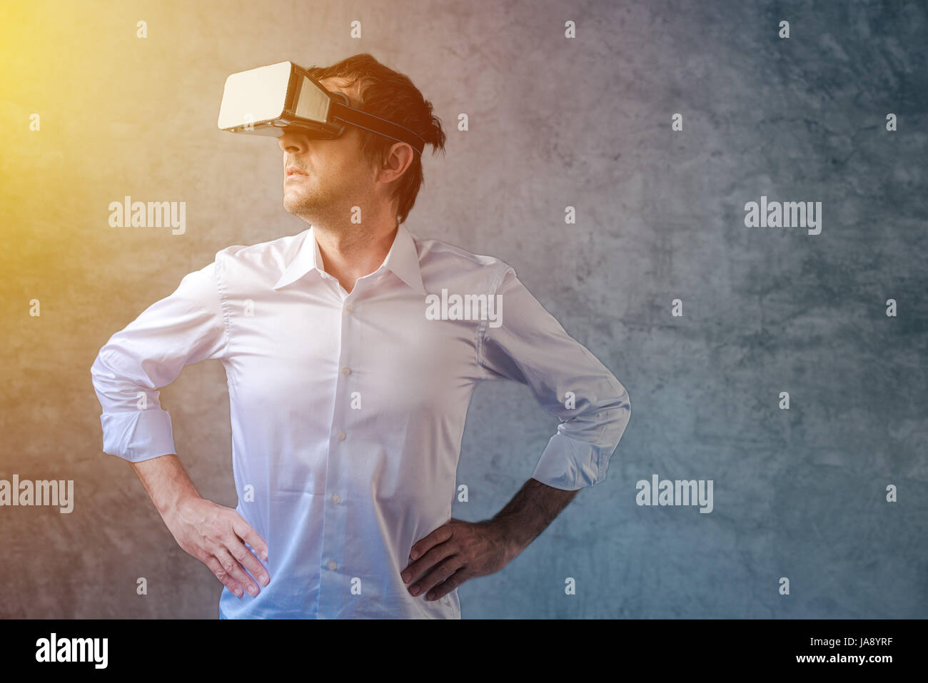 Erwachsenen Geschäftsmann mit VR Brille Kopfhörer, interaktive, immersive Zukunftstechnologie Stockfoto