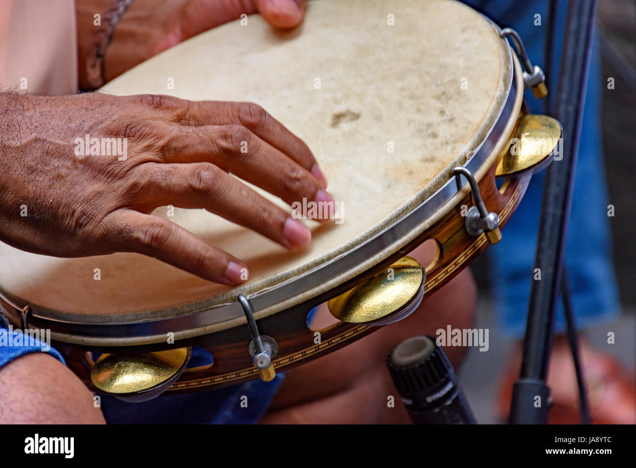 Tamburin, gespielt von einem Ritimist während eines Auftritts von Samba in Rio De Janeiro Stockfoto