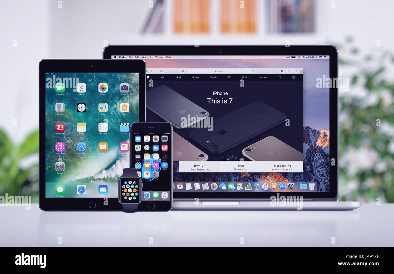 Apple Macbook iPhone 7 iPad Pro und Apple Watch auf den Schreibtisch Stockfoto