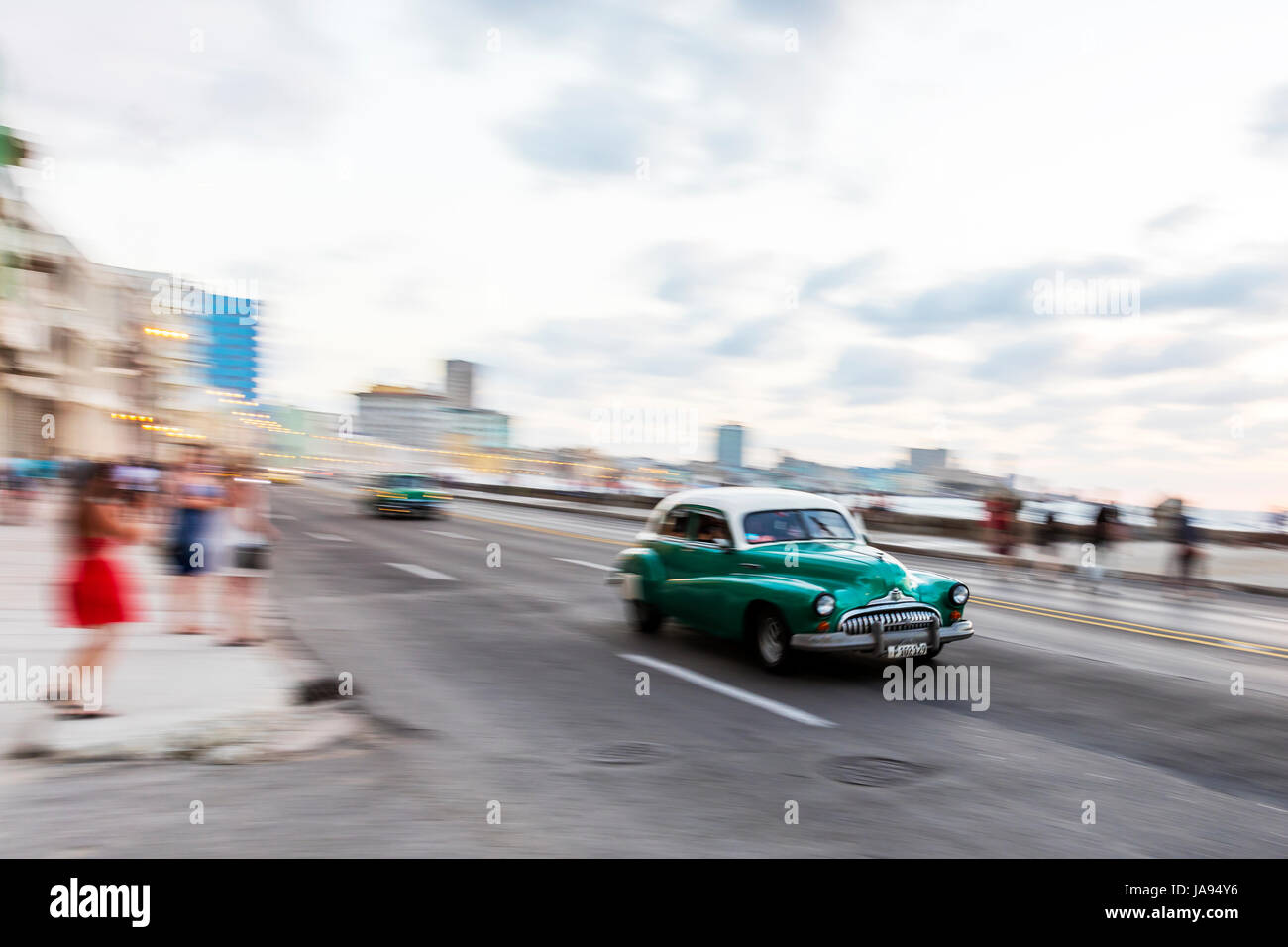 Amerikanische Oldtimer fahren auf dem Malecon, Havanna, Kuba, kubanische Küstenstraße, Oldtimer, den Malecon, Havanna, Kuba, kubanische Straßen, Straße. Straße, Stockfoto