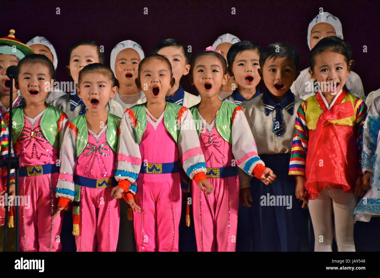 Nordkorea-Kinder, Musik und Tanz in der Stadt Rason. Songs, die ursprünglich die "Große" und "Liebe Führer" Kim Il Sung und Kim Jong-Il. Stockfoto