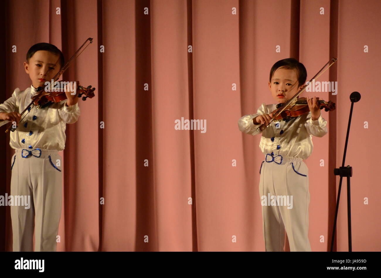 Nordkorea-Kinder, Musik und Tanz in der Stadt Rason. Songs, die ursprünglich die "Große" und "Liebe Führer" Kim Il Sung und Kim Jong-Il. Stockfoto