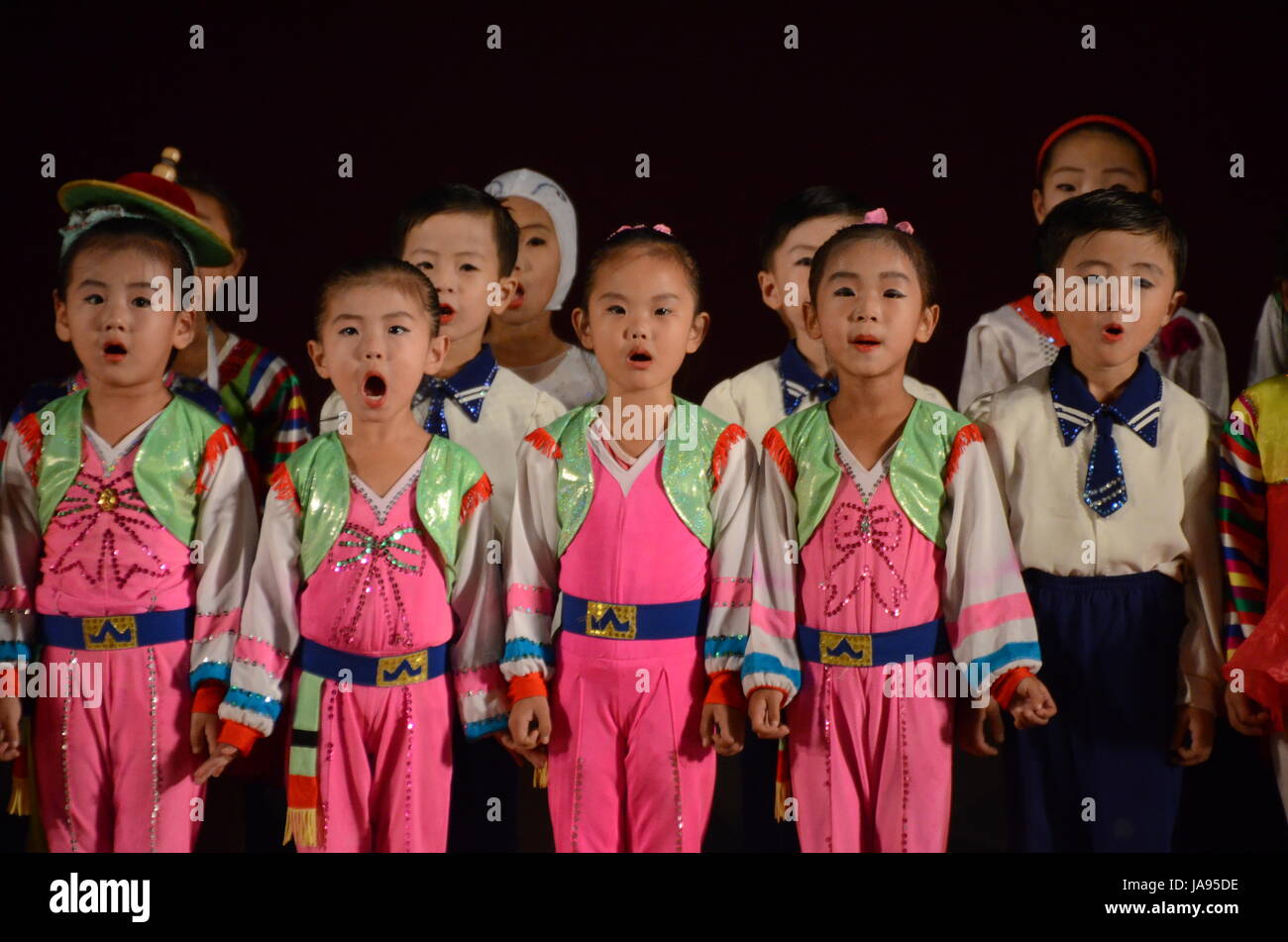 Nordkorea Kinder Musik Und Tanz In Der Stadt Rason Songs Die Ursprunglich Die Grosse Und Liebe Fuhrer Kim Il Sung Und Kim Jong Il Stockfotografie Alamy
