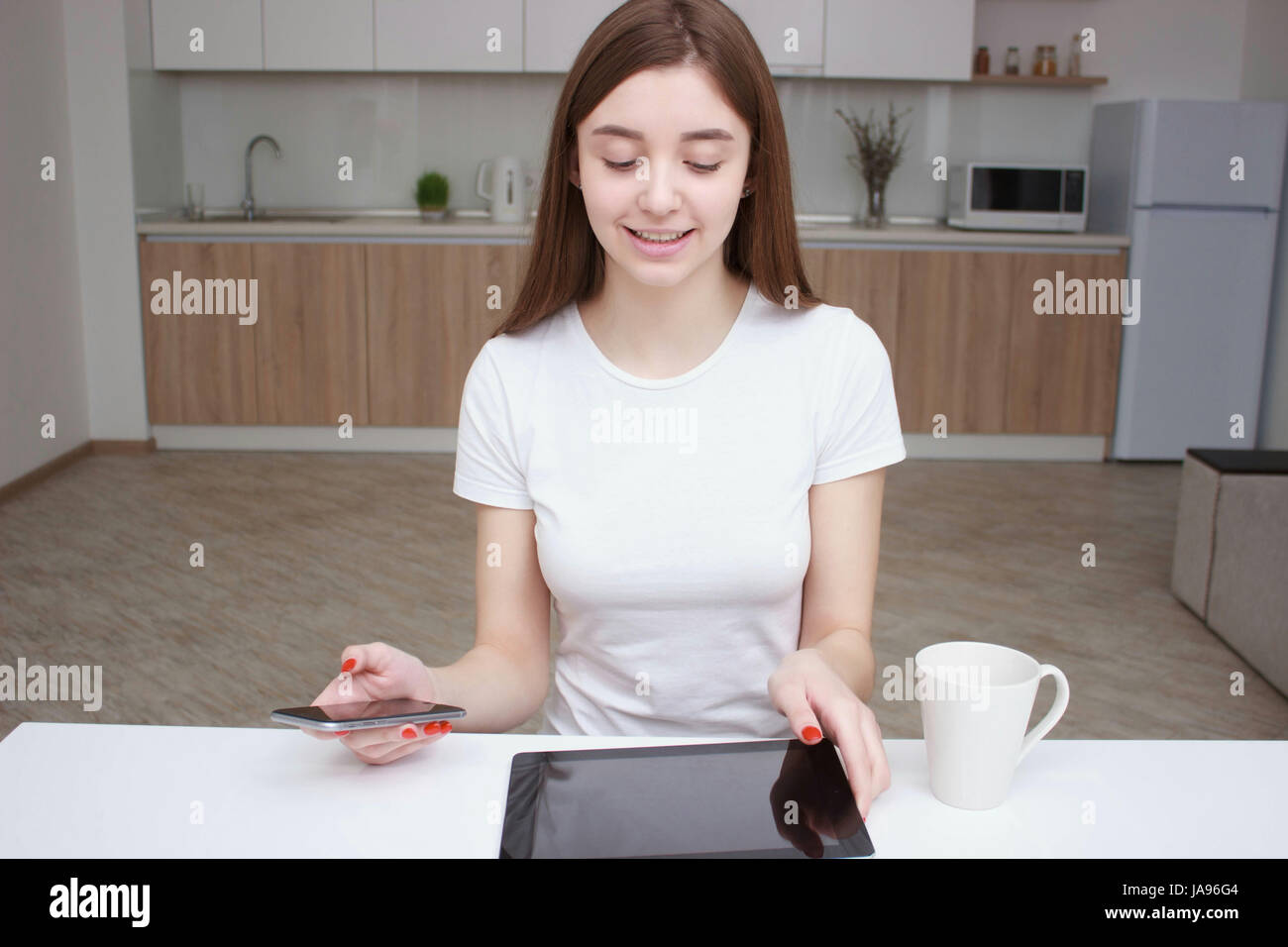 Junge Frau macht Online-shopping von Tablet PC Stockfoto