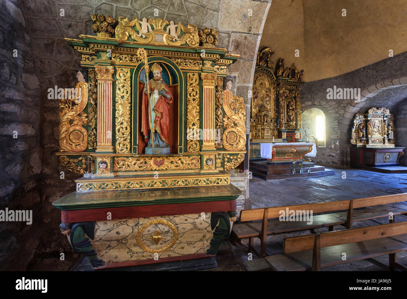 Frankreich, Cantal, Parc Naturel Regional des Volcans d'Auvergne, Apchon, St. Blasius Kirche, altarbilder Eiche geschnitzt, bemalt und vergoldet Stockfoto