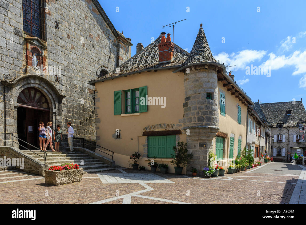 Frankreich, Cantal, Montsalvy, Notre Dame de l'Assomption und Haus Wachturm genannt La Tourelle Stockfoto