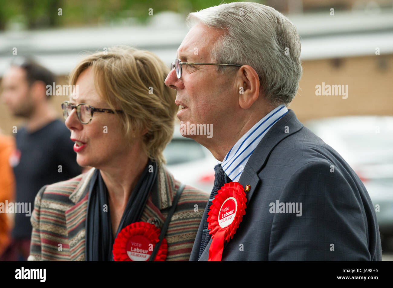 Labour Sir Alan Meale und Diana Meale bei einer Kundgebung der Kampagne in Mansfield Stockfoto