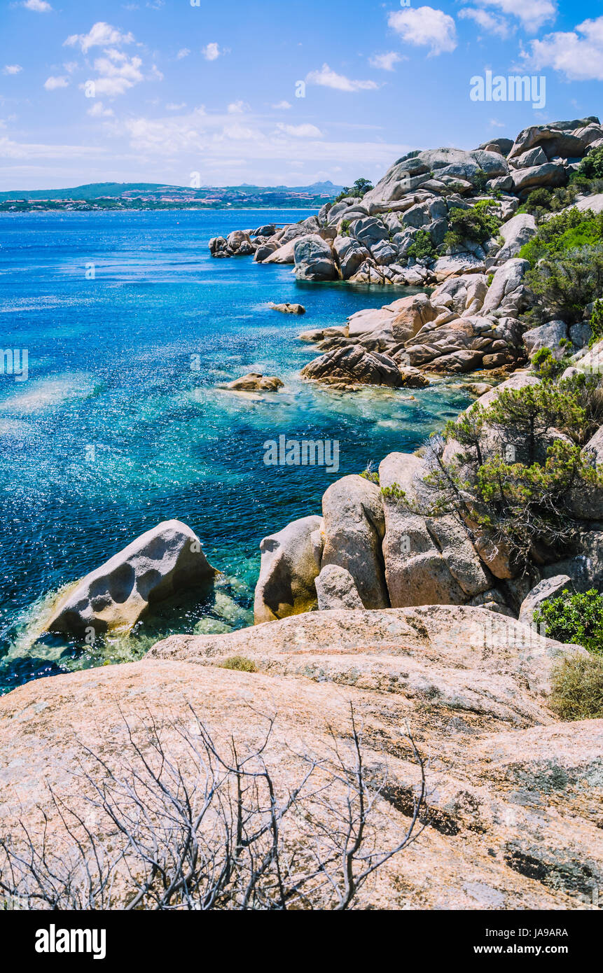 Bizarre Granitfelsen, Bildung und klare azurblaue Meer auf der schönen Insel Sardinien, Sargedna, Italien Stockfoto