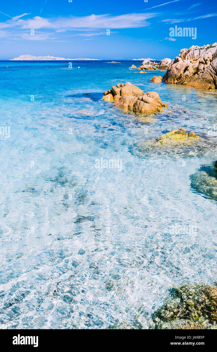 Klar erstaunliche Azure farbig Meerwasser mit Gtanote Felsen im Capriccioli Strand, Sardinien, Italien Stockfoto