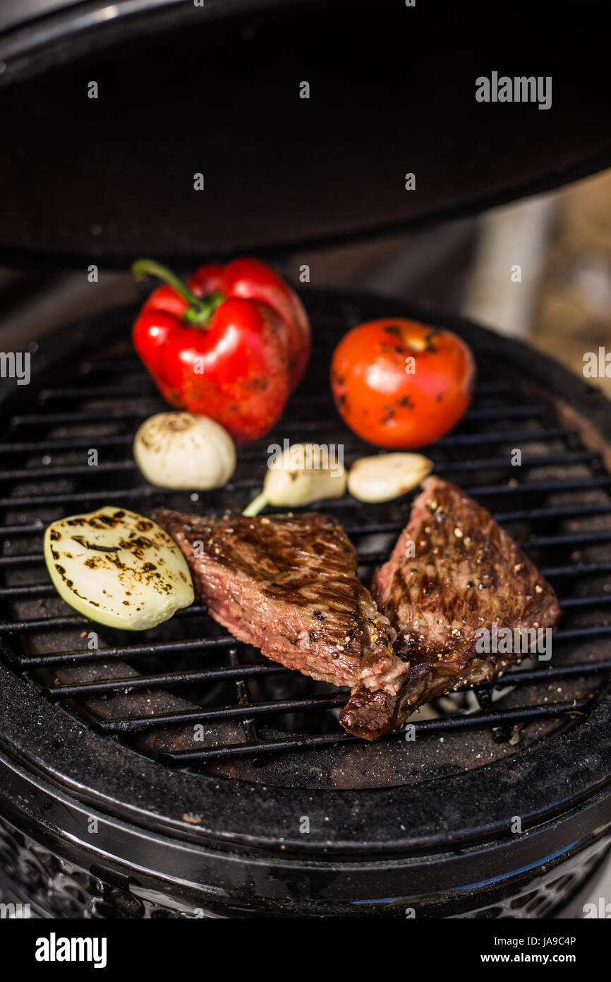 Wagyu Rindfleisch mit Gemüse auf heißen Grill Steak. Grill. Restaurant Stockfoto