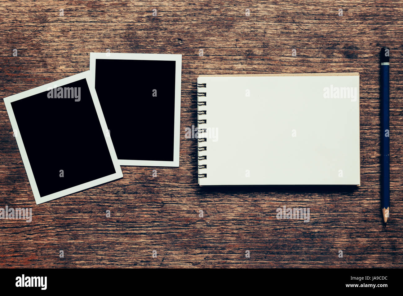 Notizbuch und Fotorahmen auf Holz Hintergrund. Stockfoto